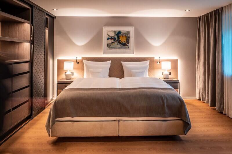 Doppelbett mit entspannender Beleuchtung mit einem Bild an der Wand