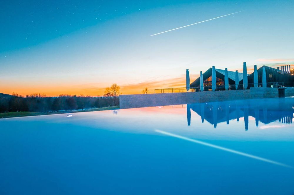 Ruhiger Infinity-Pool im Außenbereich  bei Sonnenuntergang