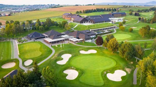 Blick auf die Golfanlage des Golfhotels aus der Vogelperspektive