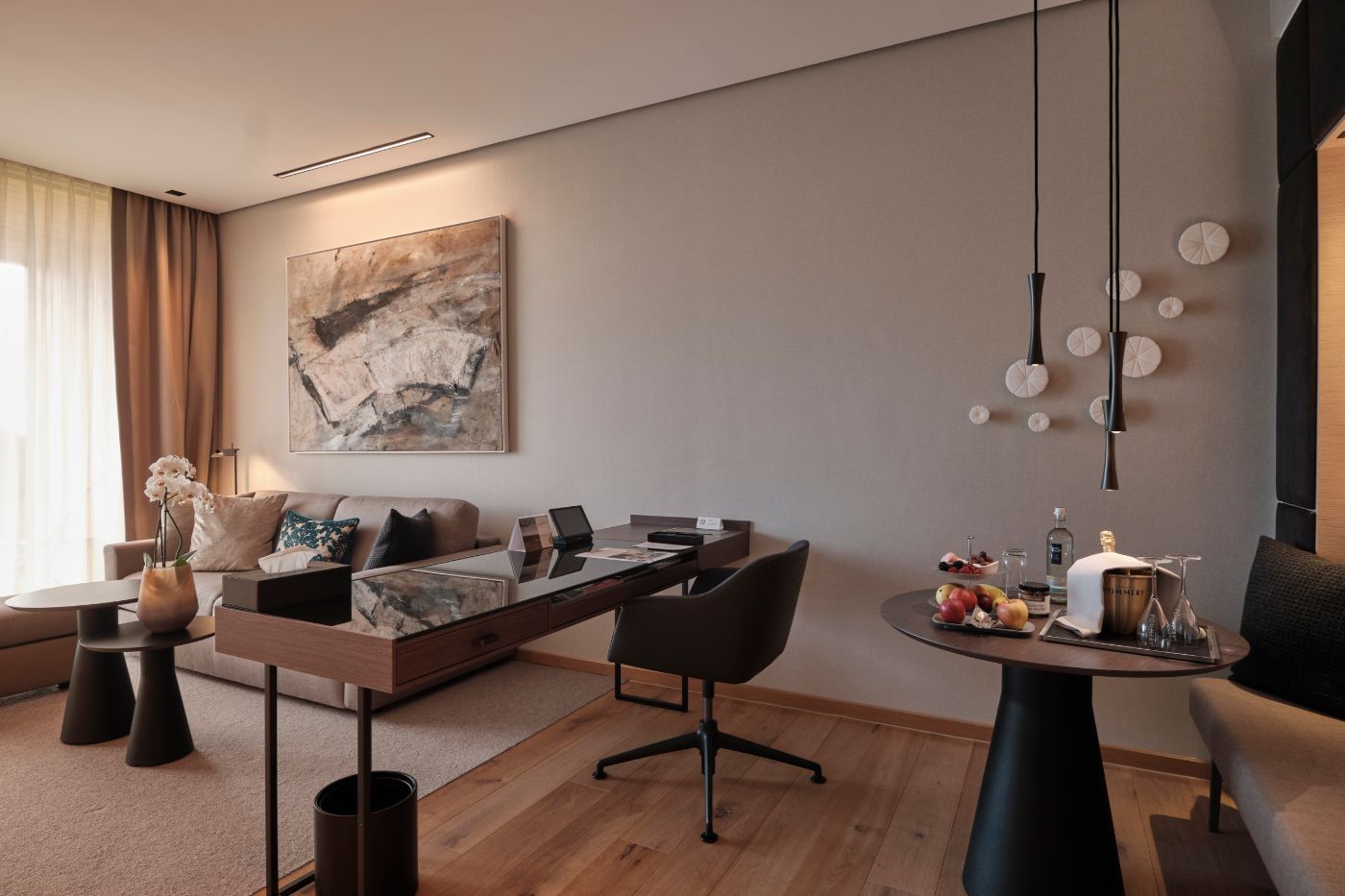 Wohnzimmer in der Öschberghof Suite im Schwarzwald mit Sofa und Schreibtisch