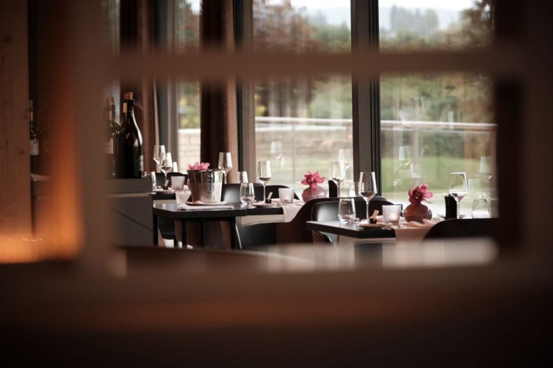 Blick auf gedeckte Tische im Restaurant Esszimmer im 5 Sterne Hotel im Schwarzwald