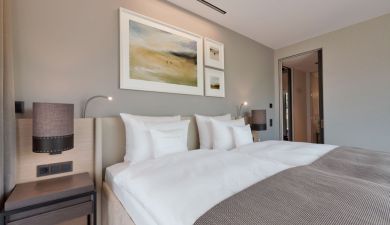 Doppelbett mit zwei Beistelltischen im Hotelzimmer im Schwarzwald