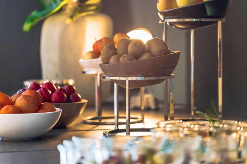 Verschiedene Obstkörbe am Buffet im Tagungshotel im Schwarzwald