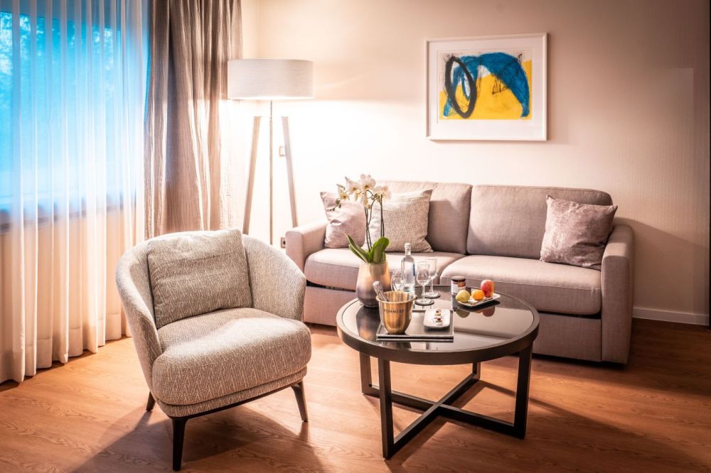 Wohnbereich mit Couch und Sessel im Zimmer im Schwarzwald