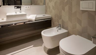 Badezimmer mit Toilette, Bidet und großem Spiegel am Waschbecken im Schwarzwald