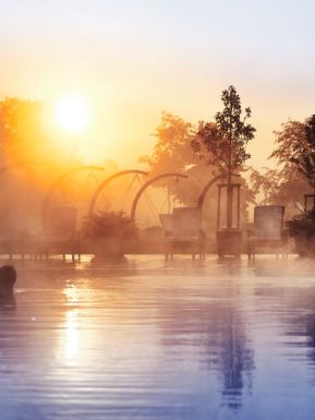 Dampfender Außenpool des 5 Sterne Hotel bei Sonnenuntergang