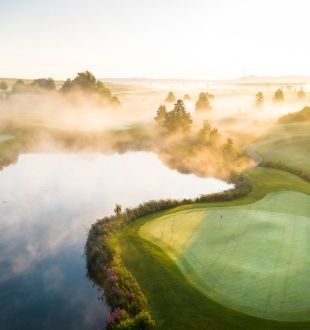 Der nebelbedeckte Teich des East Course aus der Vogelperspektive
