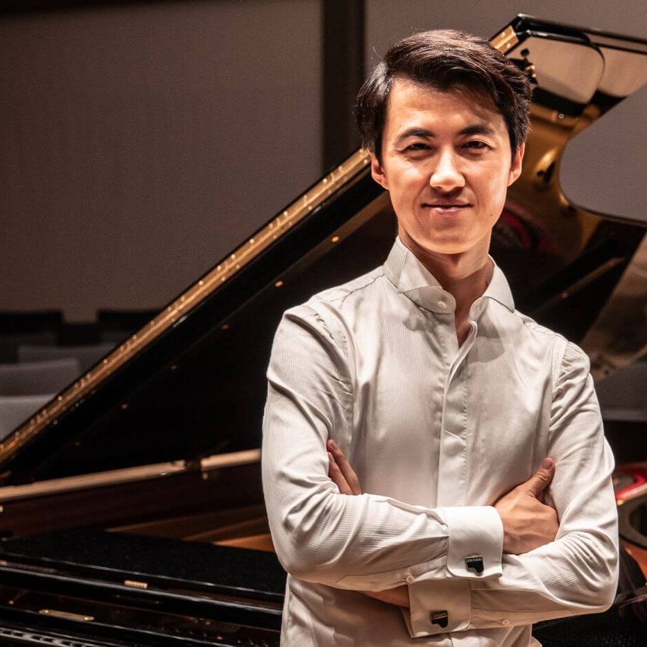 Golf hotel Öschberghof Haiou Zhang with a grand piano
