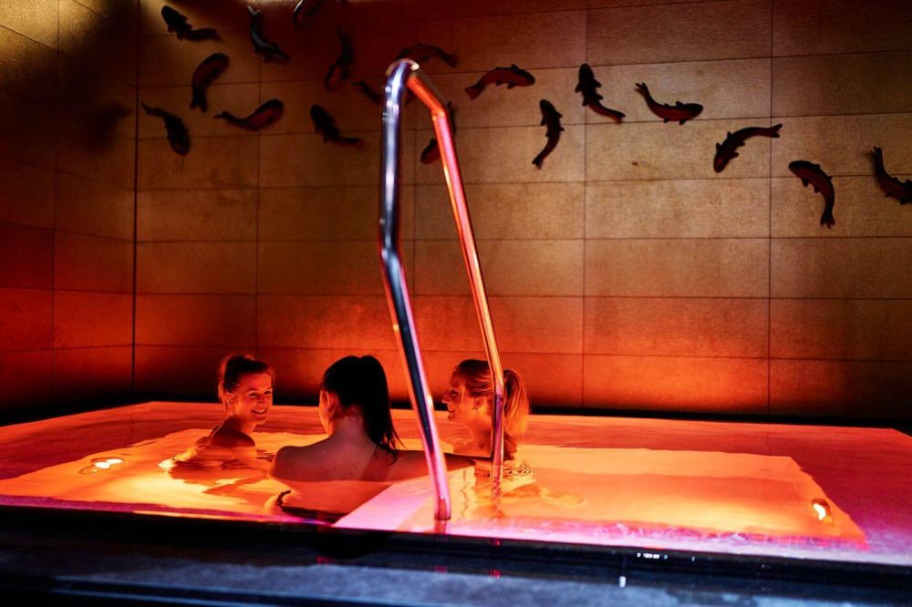 Drei Frauen im Onsenbecken im Asia Spa