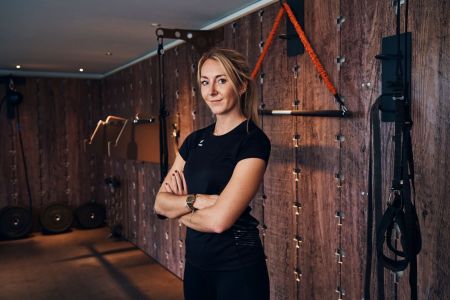 Öschberghof Personal Trainer Ayleen im Fitnessbereich