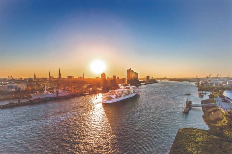 Kreuzfahrtschiff auf der Elbe bei Sonnenuntergang