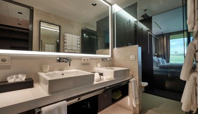 Modernes Badezimmer mit zwei Waschbecken und beleuchtetem Spiegel im Schwarzwald