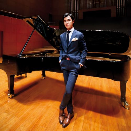 Golf hotel Öschberghof Haiou Zhang with a grand piano