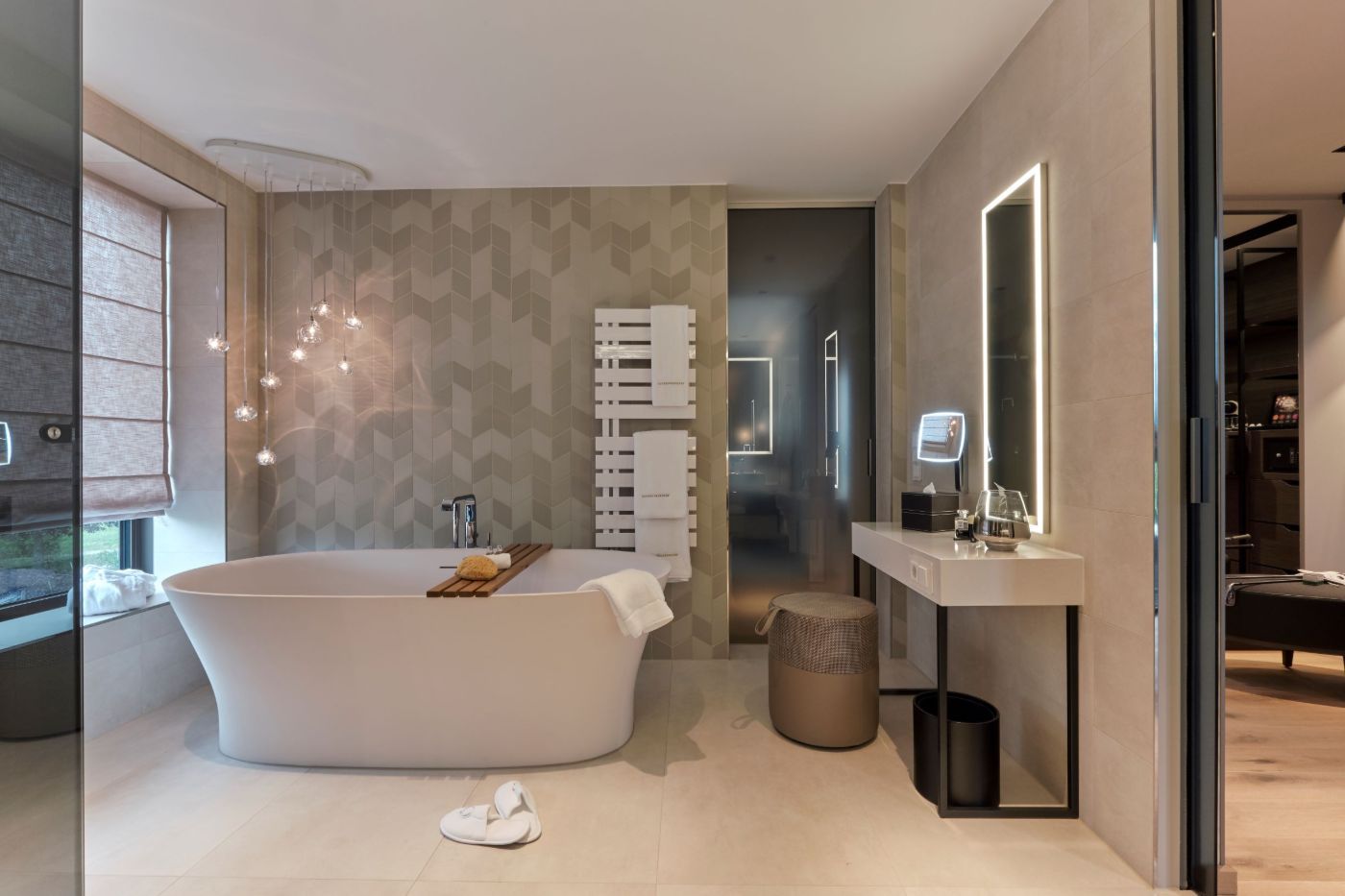Freistehende Badewanne neben dem Schminktisch im Badezimmer