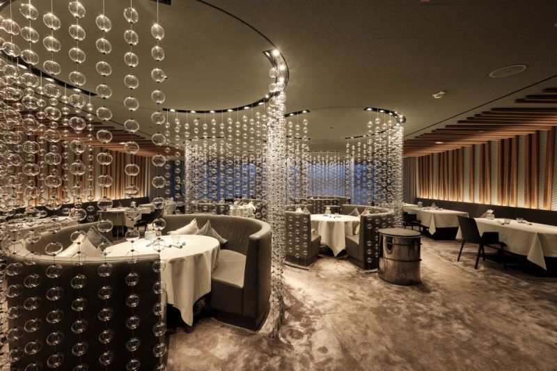 Tische umringt von Glasperlengirlanden im Restaurant ÖSCH NOIR