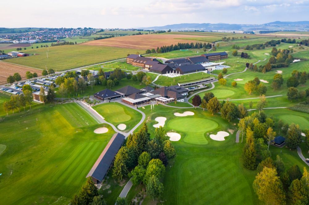 Hotelanlage mit Golfplatz aus der Vogelperspektive