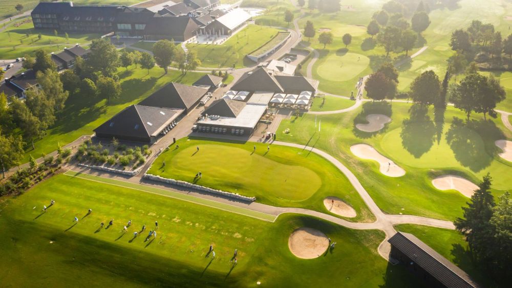 Das gesamte Hotelgelände mit den Golfplätzen aus der Vogelperspektive