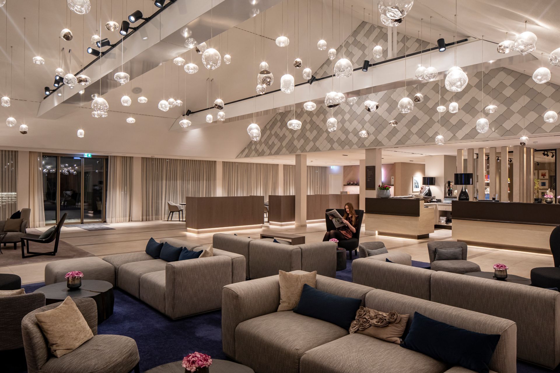 Lobby des 5 Sterne Hotels im Schwarzwald mit einzigartigen Deckenlampen und gemütlichen Sofas