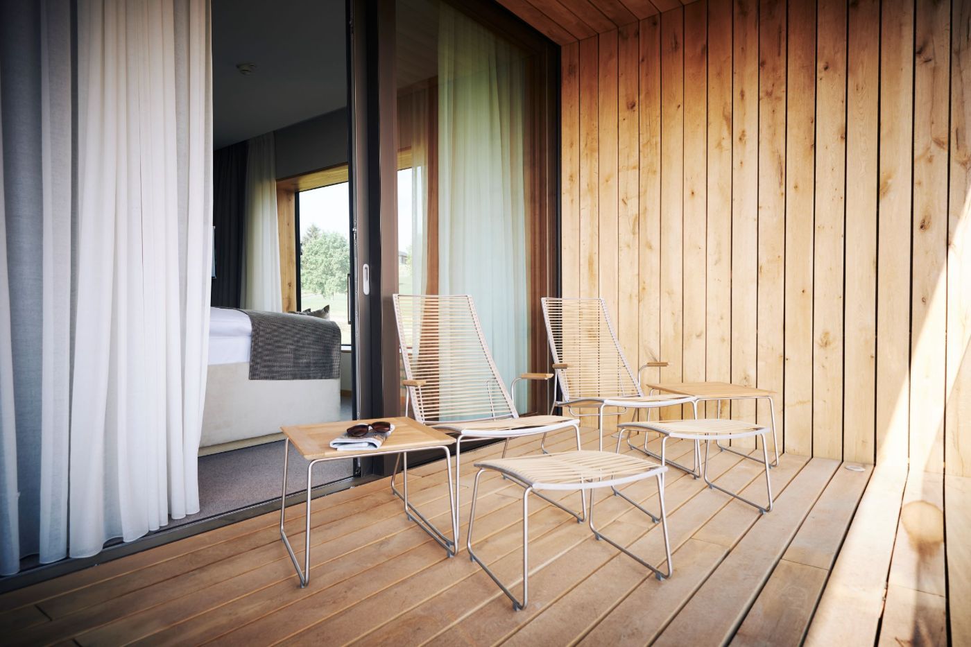 Hölzerner Balkon mit zwei Liegestühlen neben dem Schlafzimmer im Schwarzwald