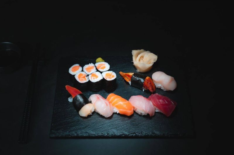 Verschiedenen Sorten Sushi auf einer Schieferplatte in Donaueschingen