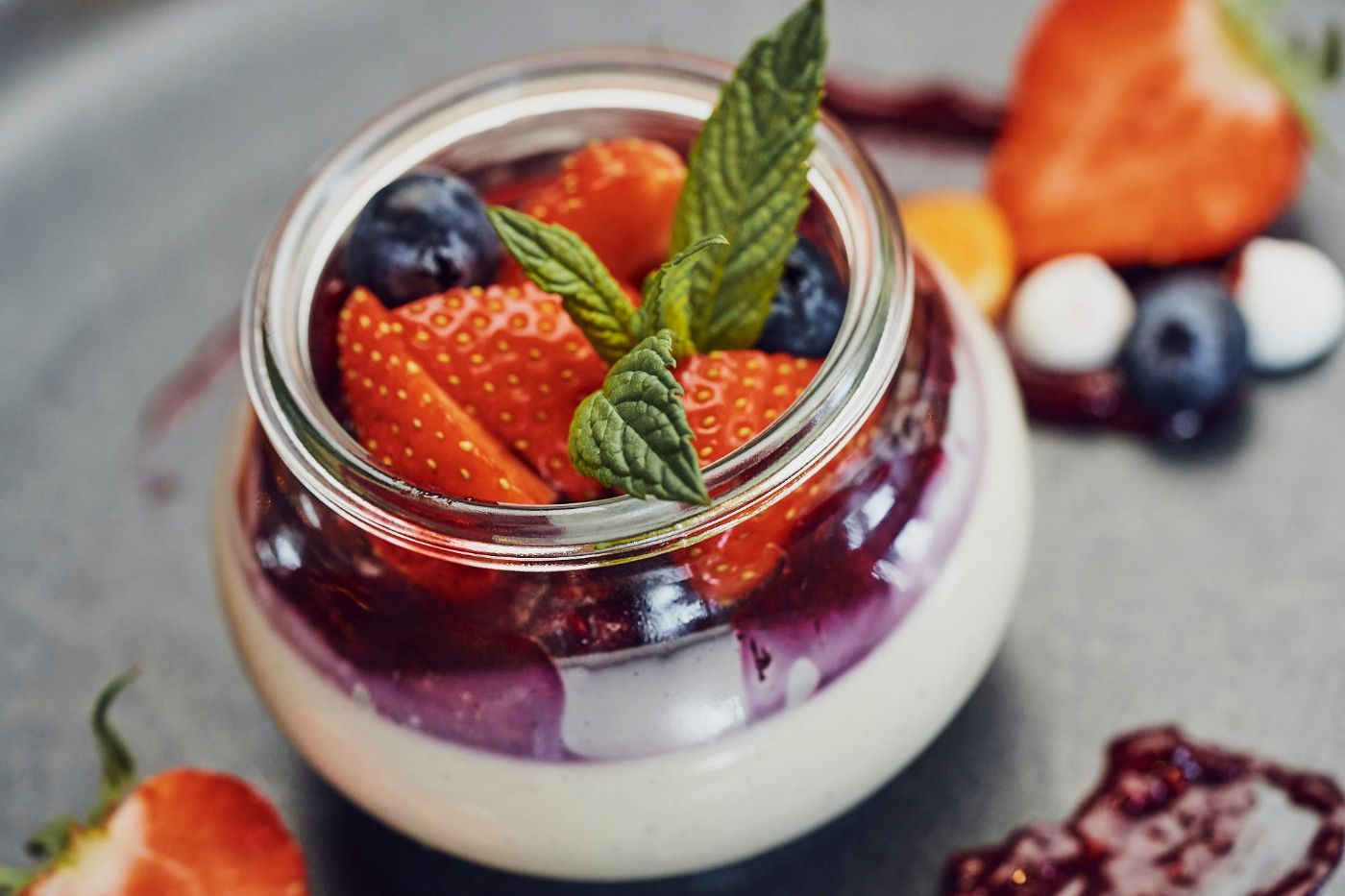 Pani Cotta garniert mit frischen Beeren und Minze
