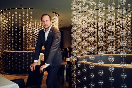 Chef Sommelier Michael Häni im Sterne Restaurant im Schwarzwald