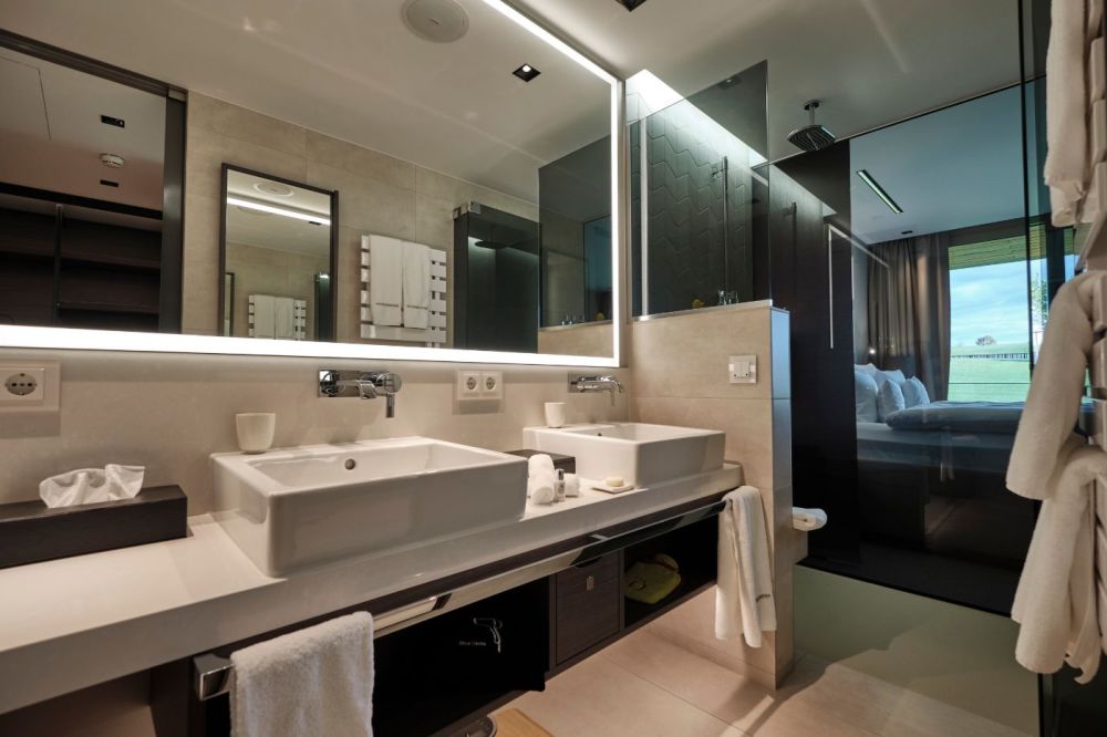 Modernes Badezimmer mit zwei Waschbecken und beleuchtetem Spiegel im Schwarzwald