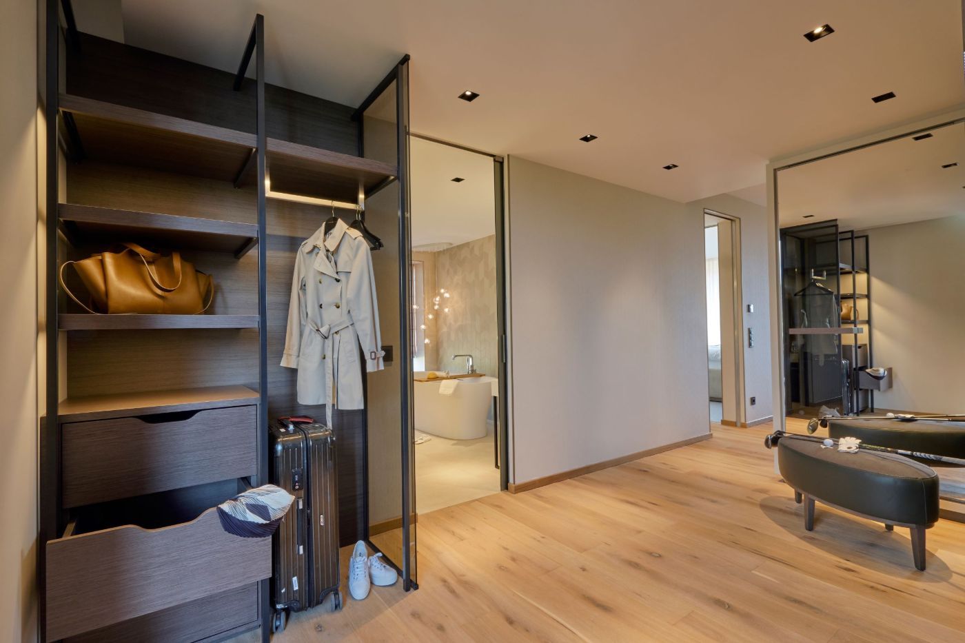 Blick auf den Kleiderschrank und in das Badezimmer im Schwarzwald