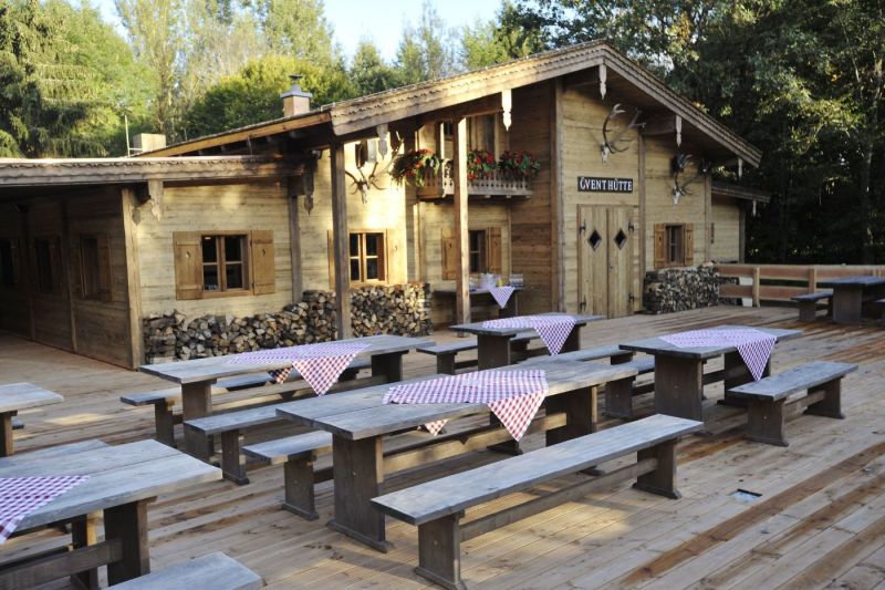 Außenansicht der Öventhütte mit Terrasse im 5 Sterne Hotel im Schwarzwald