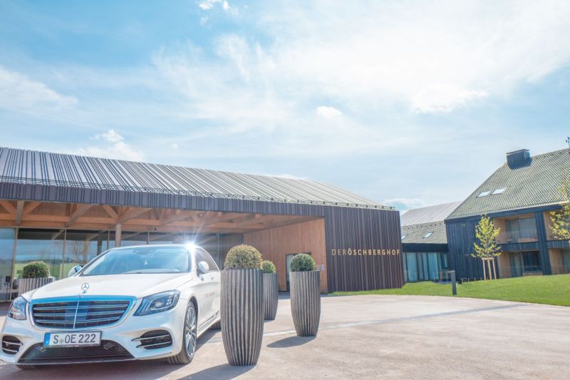 Weißer Mercedes Benz parkt vor dem 5 Sterne Hotel im Schwarzwald