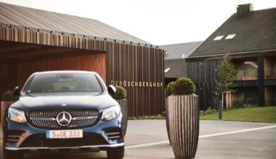 Schwarzer Mercedes Benz vor dem Haupteingang