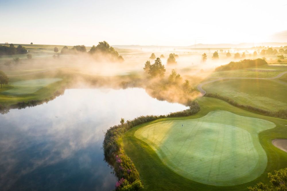 Der nebelbedeckte Teich des East Course aus der Vogelperspektive