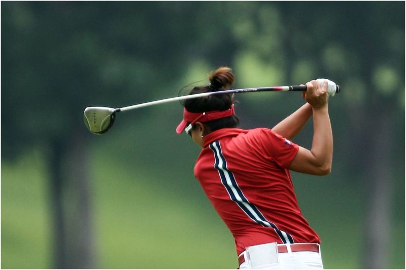 Golferin beim Abschlag auf dem Golfplatz des 5 Sterne Hotel im Schwarzwald