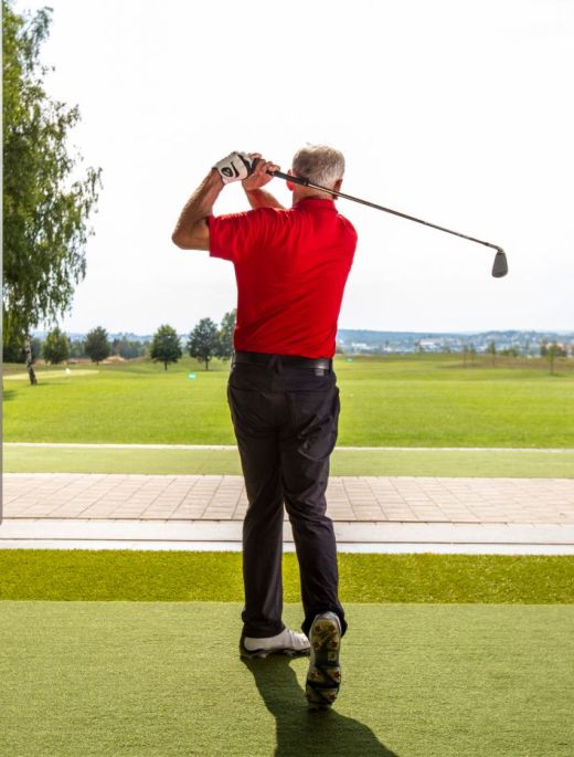 Golfer beim Abschlag auf dem Golfplatz des 5 Sterne Hotel im Schwarzwald