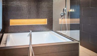 Badezimmer mit Badewanne und Dusche im Schwarzwald
