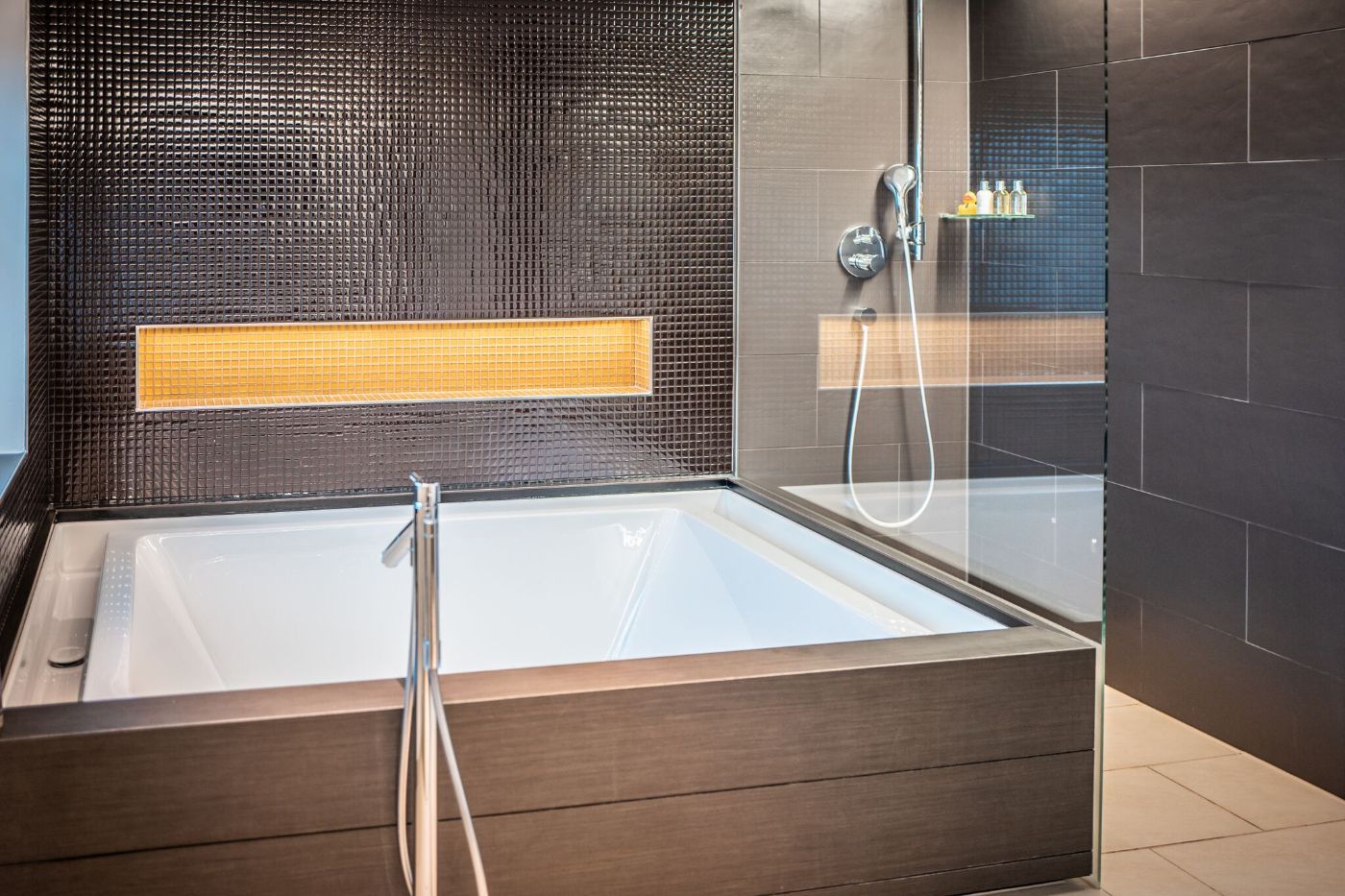 Badezimmer mit Badewanne und Dusche im Schwarzwald