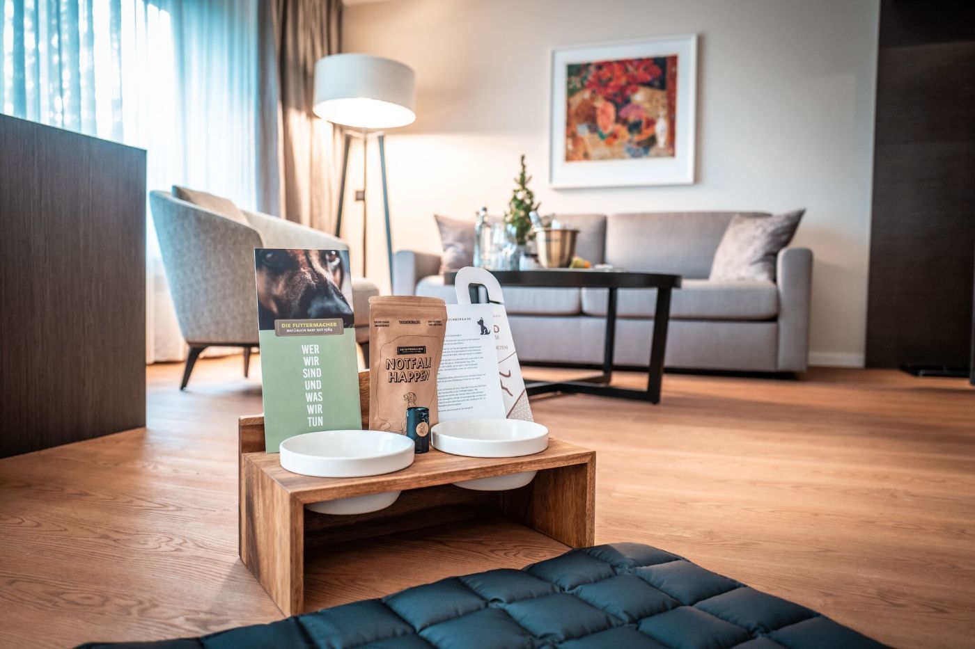 Näpfe mit Hundefutter im Loungeberiech im Hotelzimmer im Schwarzwald
