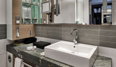 Badezimmer mit marmoriertem Waschtisch und großem Spiegel im Schwarzwald
