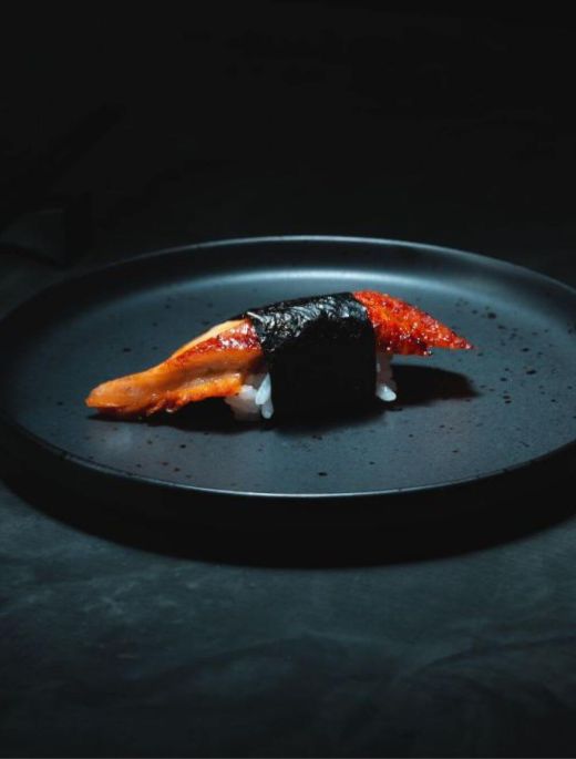 Frisches Sushi auf einem schwarzen Teller