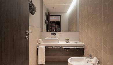 Badezimmer im Schwarzwald mit quadratischem Waschbecken und Spiegel