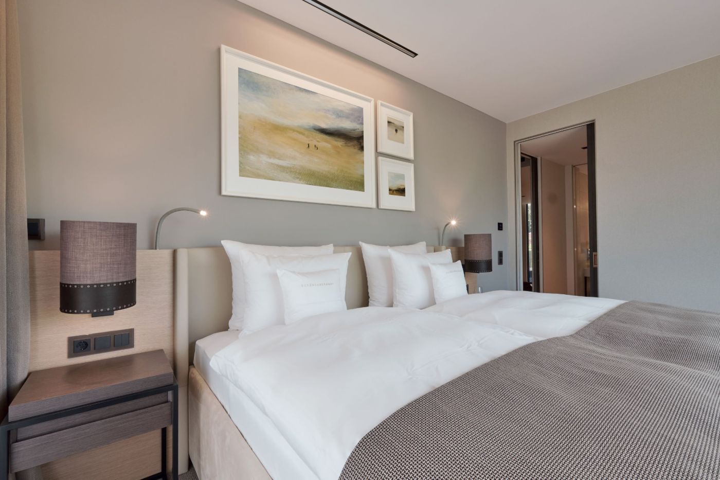 Doppelbett mit zwei Beistelltischen im Hotelzimmer im Schwarzwald
