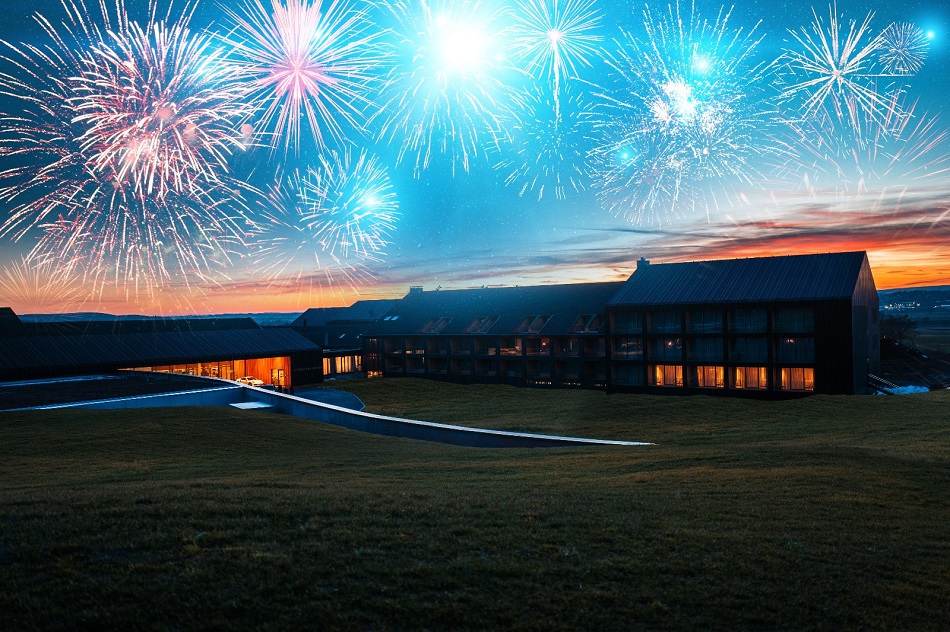 das_hotel_der_oeschberghof_bei_nacht_an_silvester_mit_feuerwerk_am_himmel