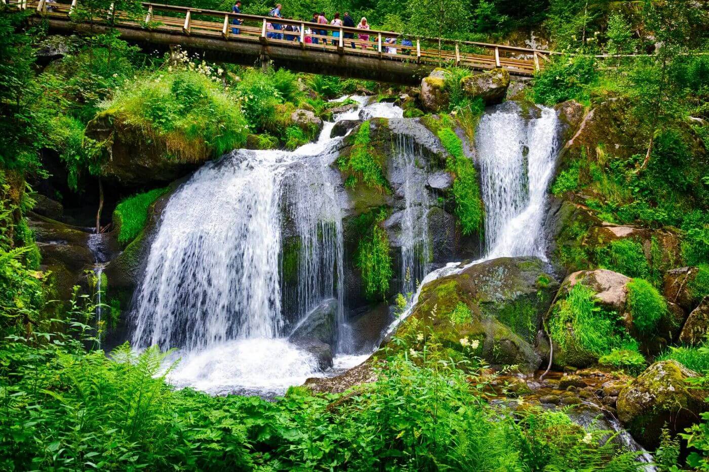 Brücke über den Wasserfällen, der Sehenswürdigkeit im Schwarzwald