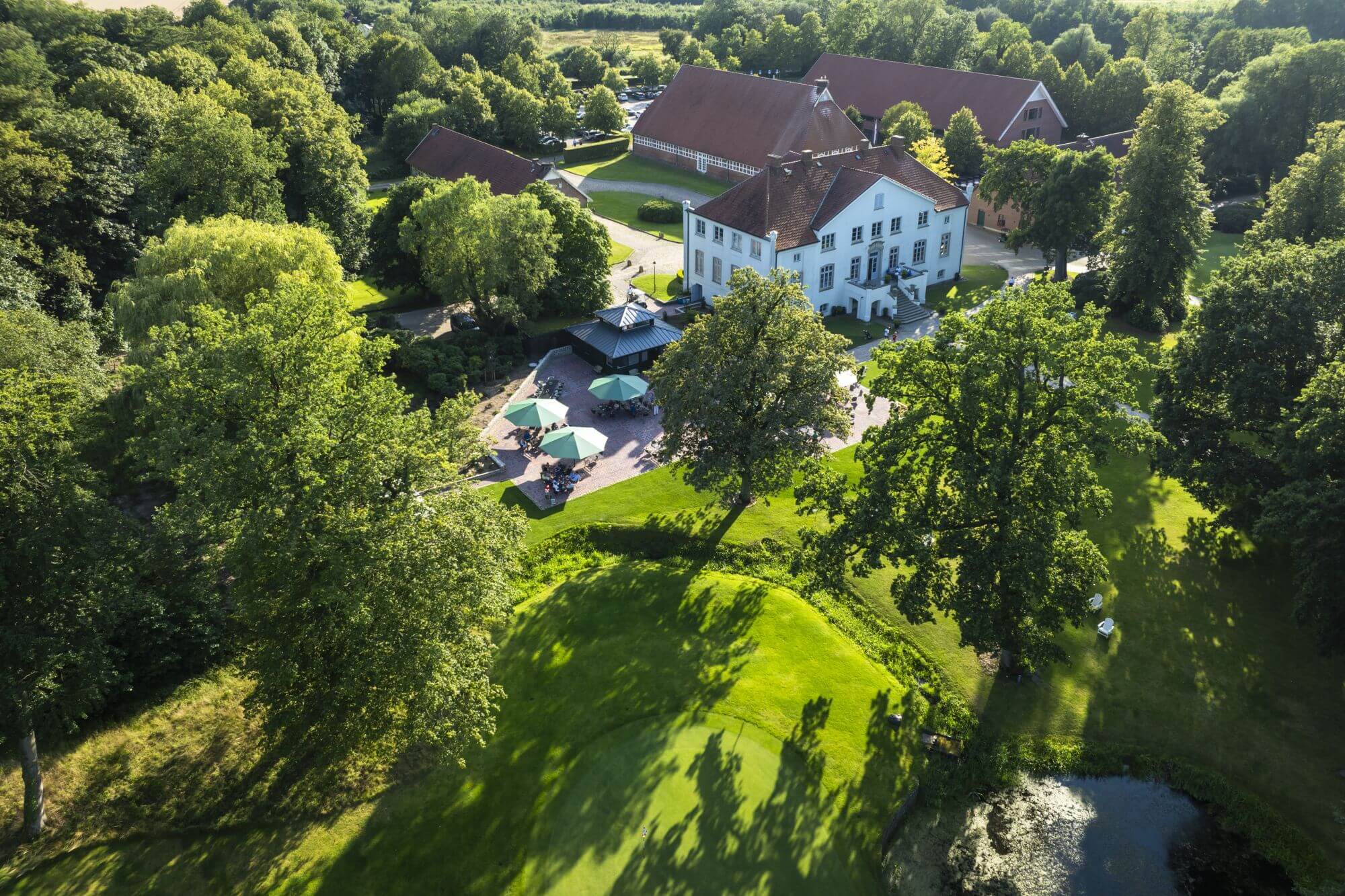 Herrenhaus, Gut Kaden, eingebettet in Greens und umgeben von Bäumen
