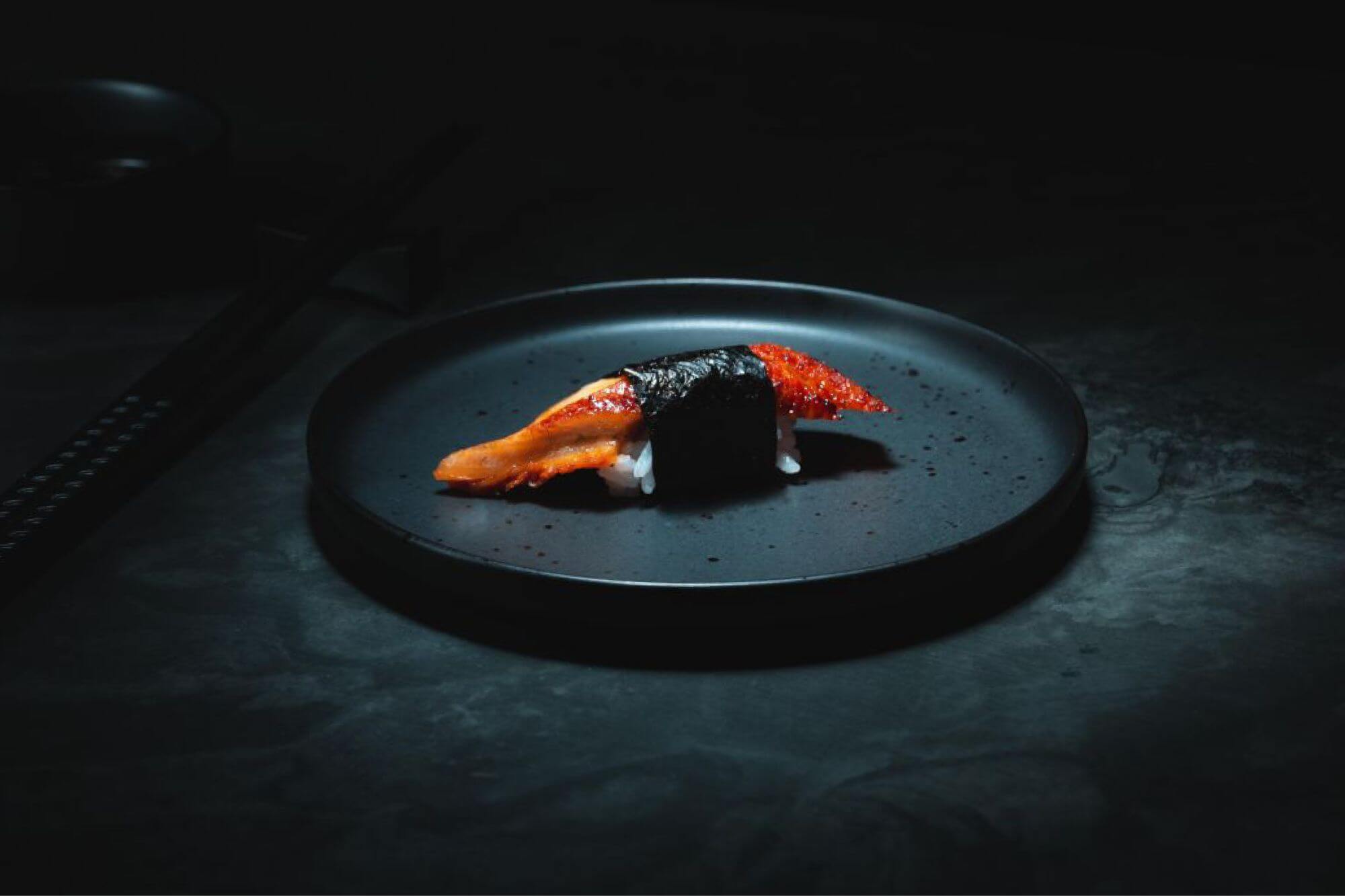 Frisches Sushi auf einem schwarzen Teller
