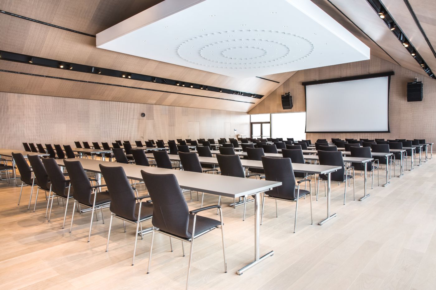 Bestuhlter Festsaal mit großer Leinwand im Tagungshotel im Schwarzwald